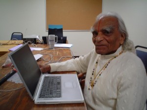 Mr+Iyengar+is+blogging+small+-773612